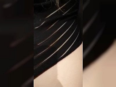 Il baise sa collègue dans les toilettes du bureau