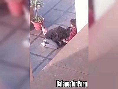 Il filme sa voisine qui suce un mec sur sa terrasse