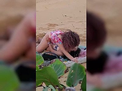 Un voyeur filme deux filles très chaudes sur une plage