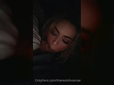 Une blonde se filme en train de sucer dans une voiture