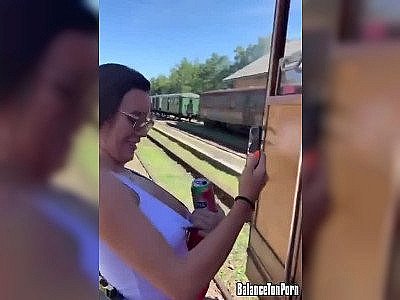 Elles doivent montrer leurs seins pour monter dans ce train