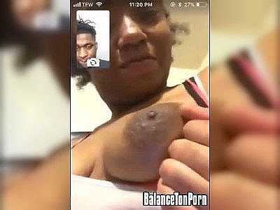 Il se fait sucer pendant qu'il fait un sex call avec une autre meuf