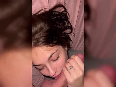 Souriante, elle lui lèche les boules