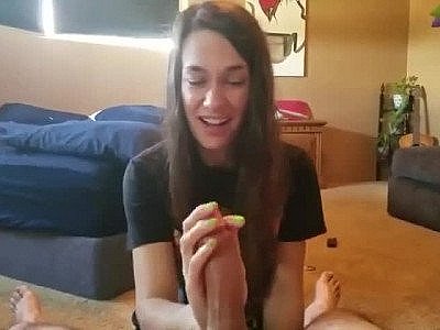 Une fille super mignonne branle la grosse queue de son mec