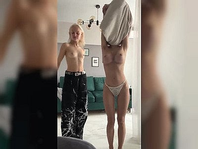Deux filles se dénudent pour comparer leurs seins devant une webcam