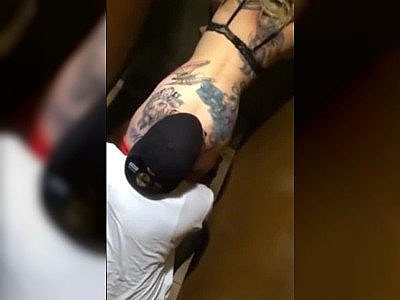 Une blonde se fait bouffer le cul dans les toilettes d'une boite de nuit