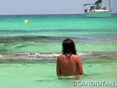 Un voyeur filme une sacrée belle paire de seins sur une plage