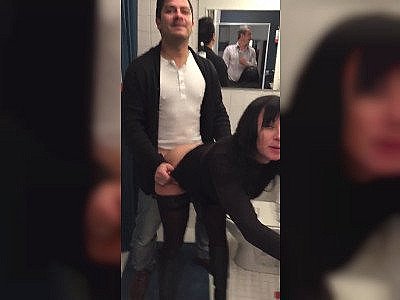 Il filme son collègue qui baise la secrétaire