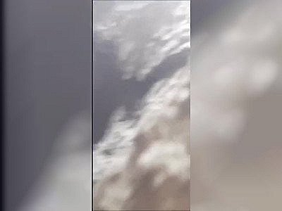 Un voyeur filme une femme qui suce son homme sur une plage