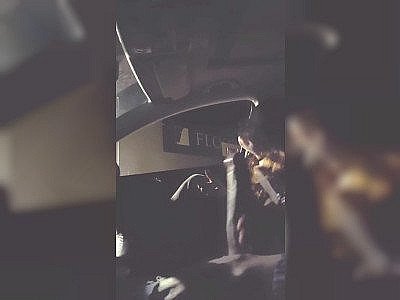 Elle suce un inconnu dans une voiture