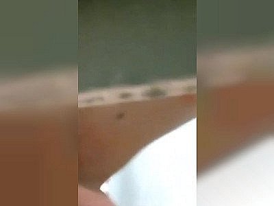 Un voyeur filme un couple qui baise dans les vestiaires de la piscine