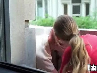 Elle bouffe le cul de sa copine au balcon