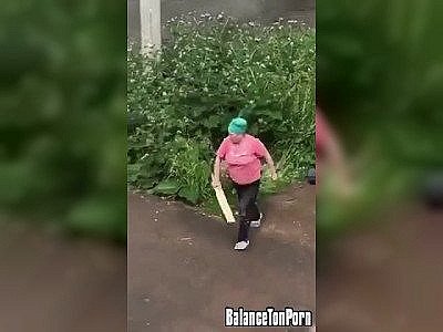 Une mère corrige sa fille qui baise en pleine rue