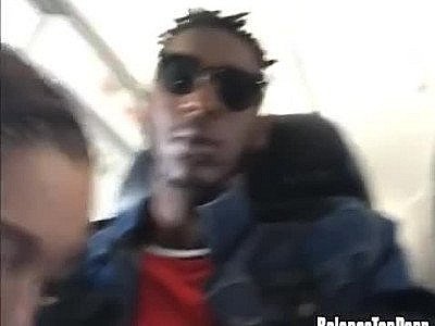 Une métisse suce son mec dans l'avion