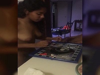 Elle prend de la coke pour mieux encaisser la demie molle de son client