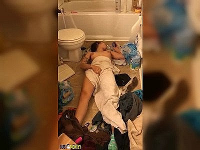 Une asiatique se fait surprendre en train de se toucher dans la salle de bain