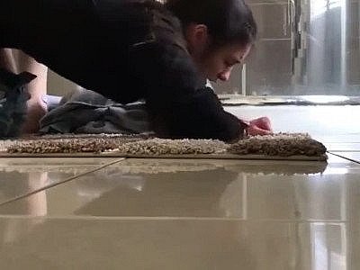 Brunette se fait déchirer dans la salle de bain