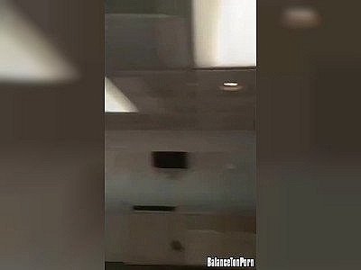 Une jeune maman s'exhibe et boit son lait maternel