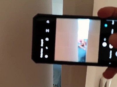 Il surprend sa copine qui se touche dans la chambre