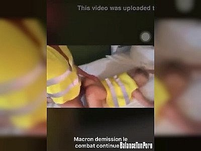 Une blonde se fait baiser avec un Gilet Jaune et crie Macron démission