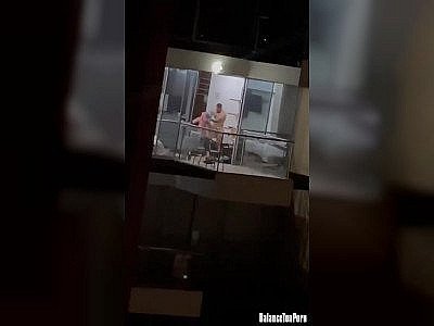 Il filme son voisin qui baise une meuf de Tinder