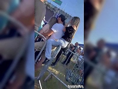 Il chauffe deux filles en même temps pendant un concert