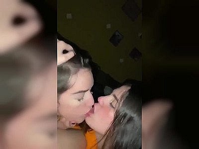 Deux copines se roulent une grosse pelle