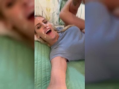 Il jouit sur son visage et continue de la baiser