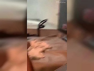 Une latine chevauche une queue en se déhanchant comme pro