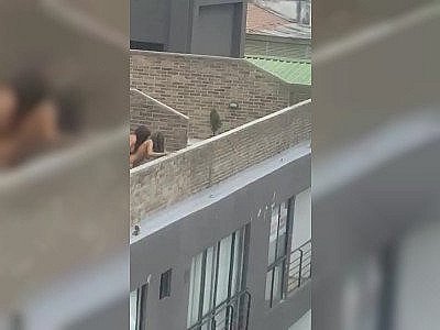 Deux lesbiennes baisent au balcon pendant le confinement