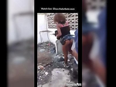 Un vieux jouit dans la chatte d'une prostituée africaine