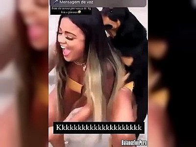 Elle excite un chien pour les likes