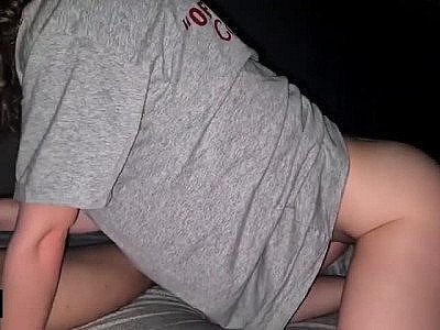 Une jeune amatrice avec un cul superbe prend du plaisir avec une grosse queue black