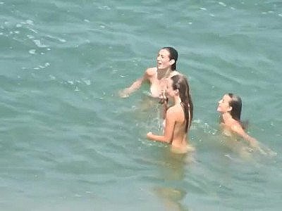 Un pervers filme une famille de nudistes