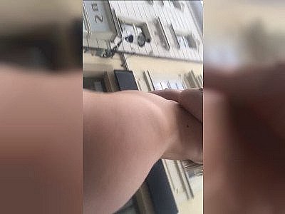 Stella Cox se balade toute nue dans les rues de Prague