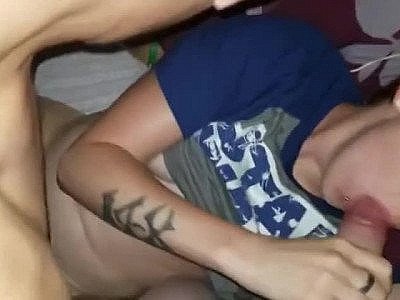 Un homme brise les barrières lors d'un plan à trois