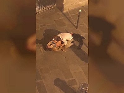 Il lui bouffe le cul en pleine rue