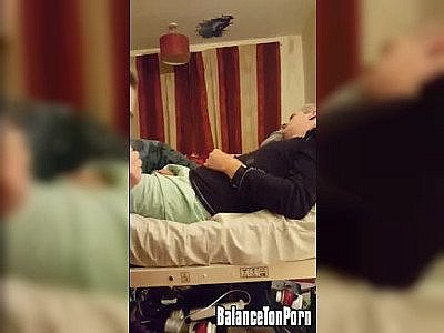 Elle suce son homme pendant son sommeil