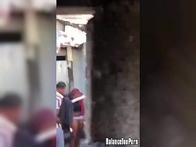 Son mari l'appelle pendant qu'elle se fait baiser par le voisin