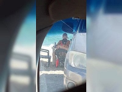 Un couple de campeur baise sur une plage bondée de monde