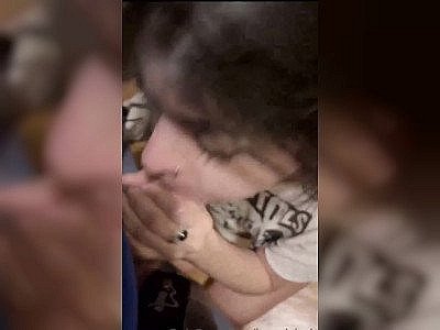 Une jeune brune suce son coloc