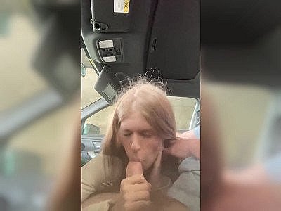 Une prostituée rousse suce une queue dans une voiture