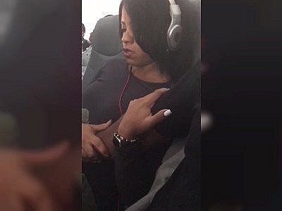 Il doigte sa meuf dans l'avion