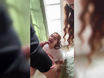 Cette camgirl baise aussi bien qu'une star du x