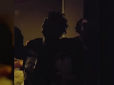 Il fait un freestyle pendant que son pote baise une meuf