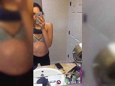 Une brunette timide montre ses petits seins sur TikTok