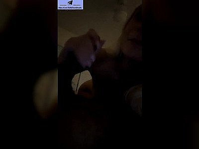 Une étudiante blonde offre une fellation à son copain