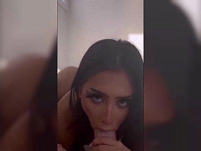 Cette bimbo brune adore sucer