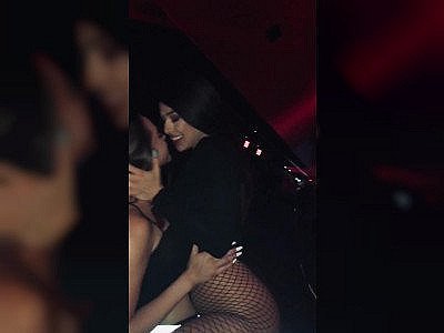 Une stripteaseuse se lâche avec une cliente
