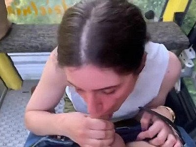 Elle suce son mec dans une cabine en montagne, il termine dans sa chatte